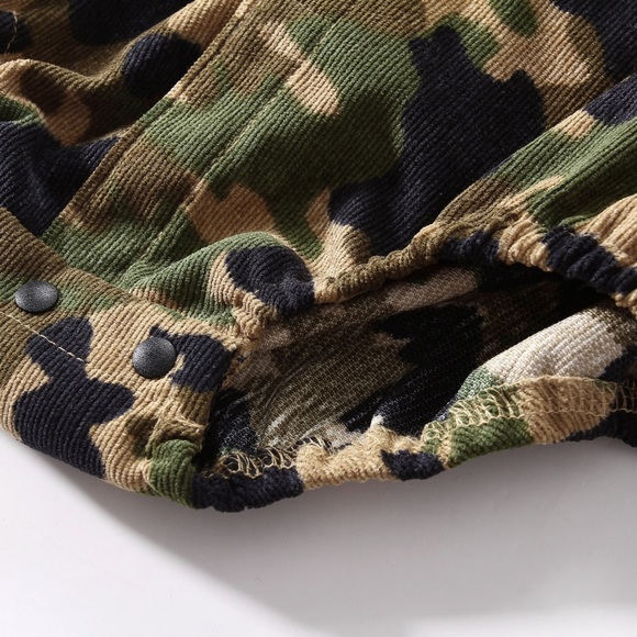 Baby Camouflage Long Sleeve Bodysuit. Size: 6-9 M Color: Camo - Picture 6 of 7